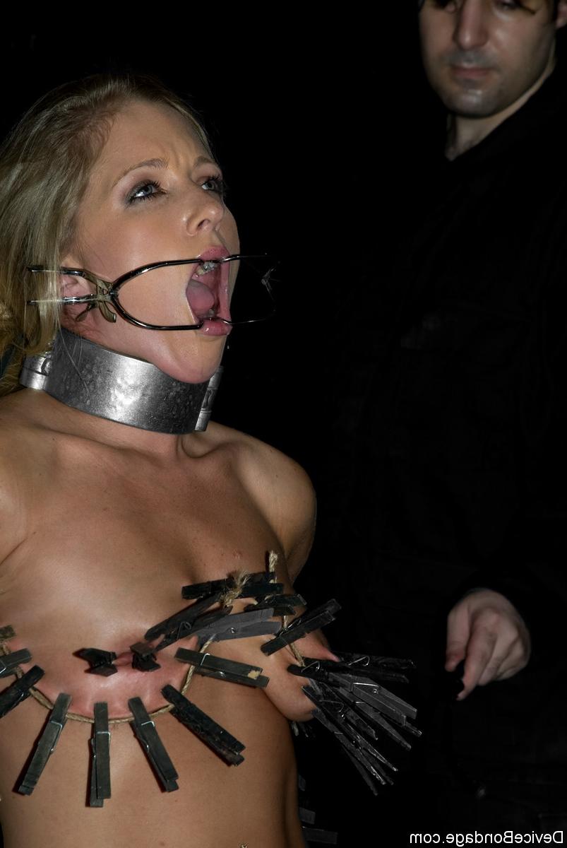 16P Naked blonde chick Dia Zerva is covered in clothespins in a dungeon