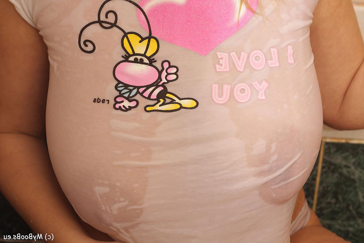16P Big titted blonde Melissa Mandlikova wets her T-shirt and panties in a shower