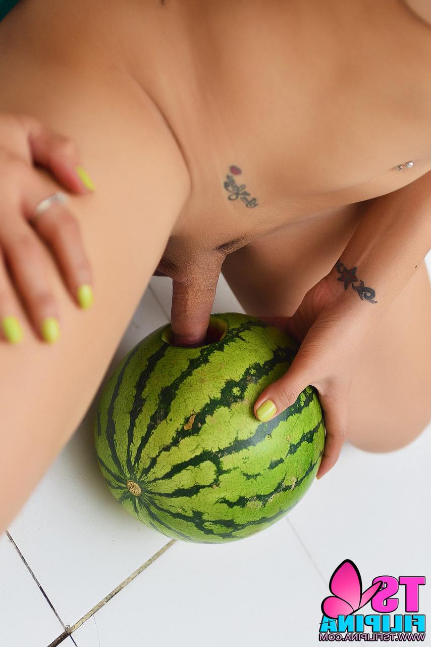 15P Travesti morena sexy se diverte com uma melancia em um solo excêntrico
