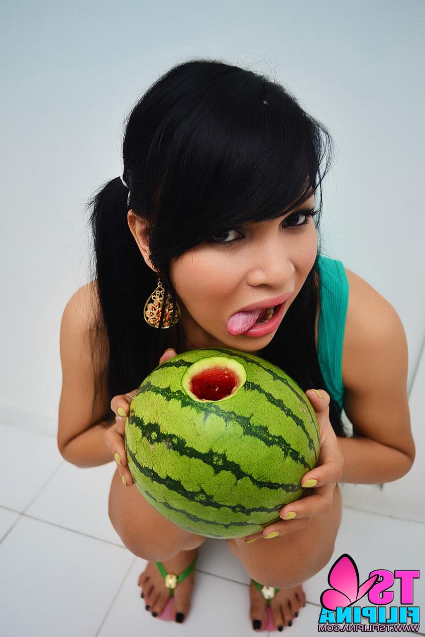 15P Travesti morena sexy se diverte com uma melancia em um solo excêntrico