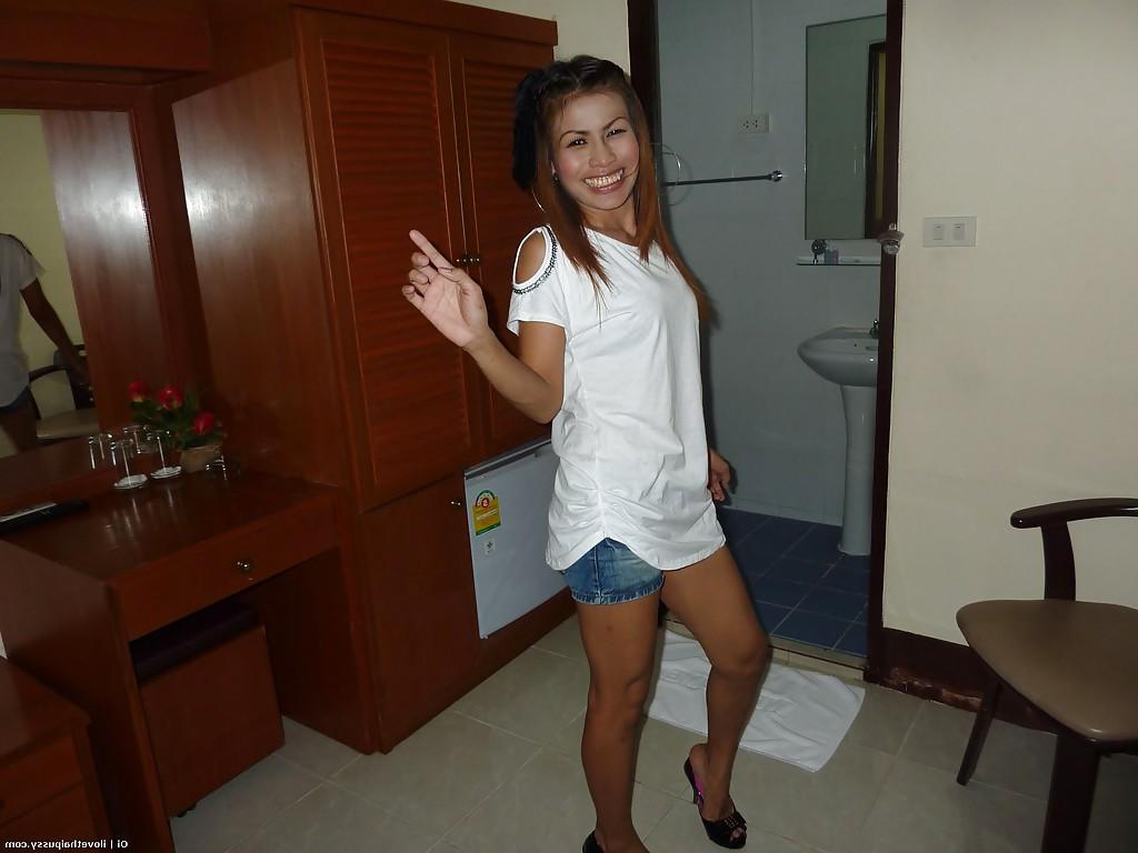 16P Chica asiática cachonda se la follan duro y le lamen el culo