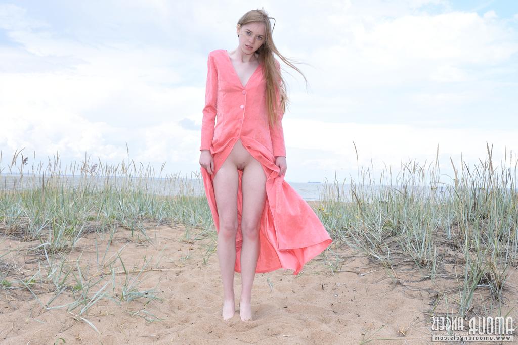 20P Die hellhäutige Teenagerin Gerda zieht sich auf einem Sandfleck am Meer nackt aus