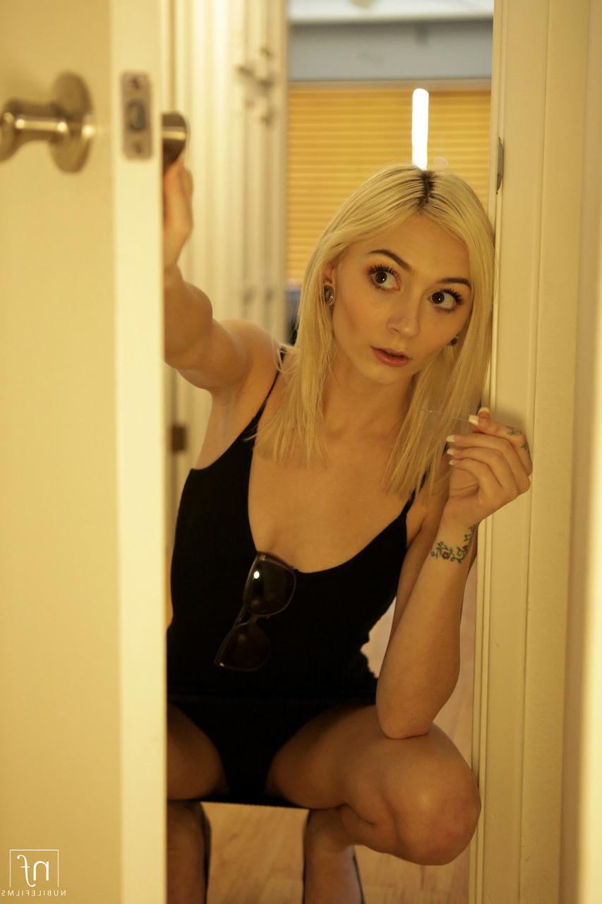 20P La linda joven rubia Chloe Temple seduce a su padrastro y es follada por detrás