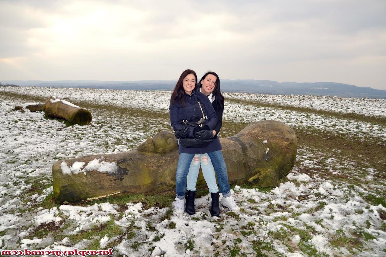 15P Teenie-Mädchen wird beim Lesbensex von einer älteren Frau auf den nackten Arsch versohlt