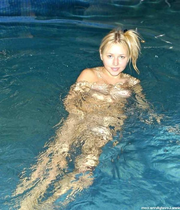 10P Eine junge Blondine zieht ihren rosafarbenen Badeanzug aus und geht ins Nacktbaden