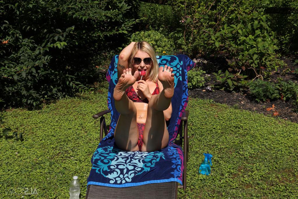 16P Blonde teen Minxx Marii performs vaginal insertions outdoors in sunglasses
