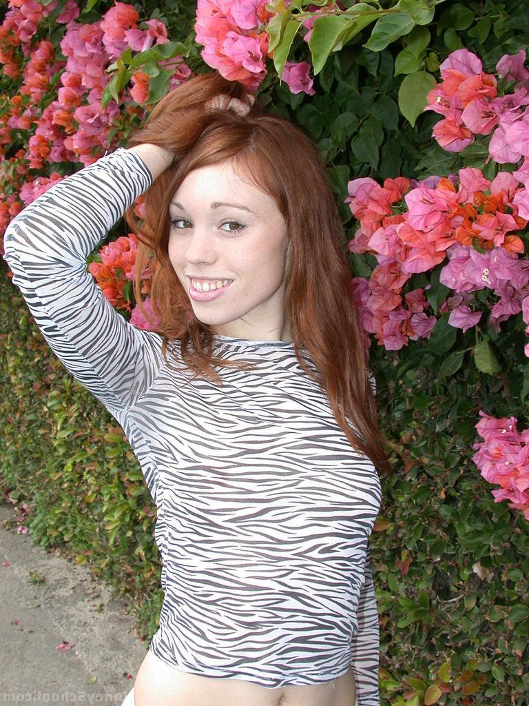 15P Adolescente pelirroja pálida muestra sus tetas y su coño durante un paseo por la playa