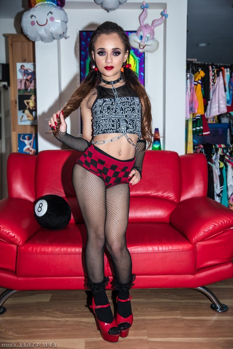 15P A pequena roqueira Holly Hendrix leva um grande consolo em sua buceta apertada