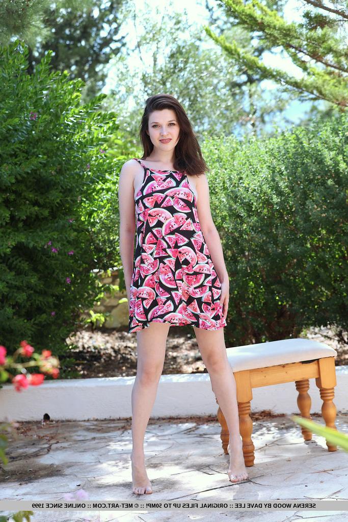 18P Die hübsche Teenagerin Serena Wood arbeitet ohne Kleid für Nacktposen auf einer Terrasse