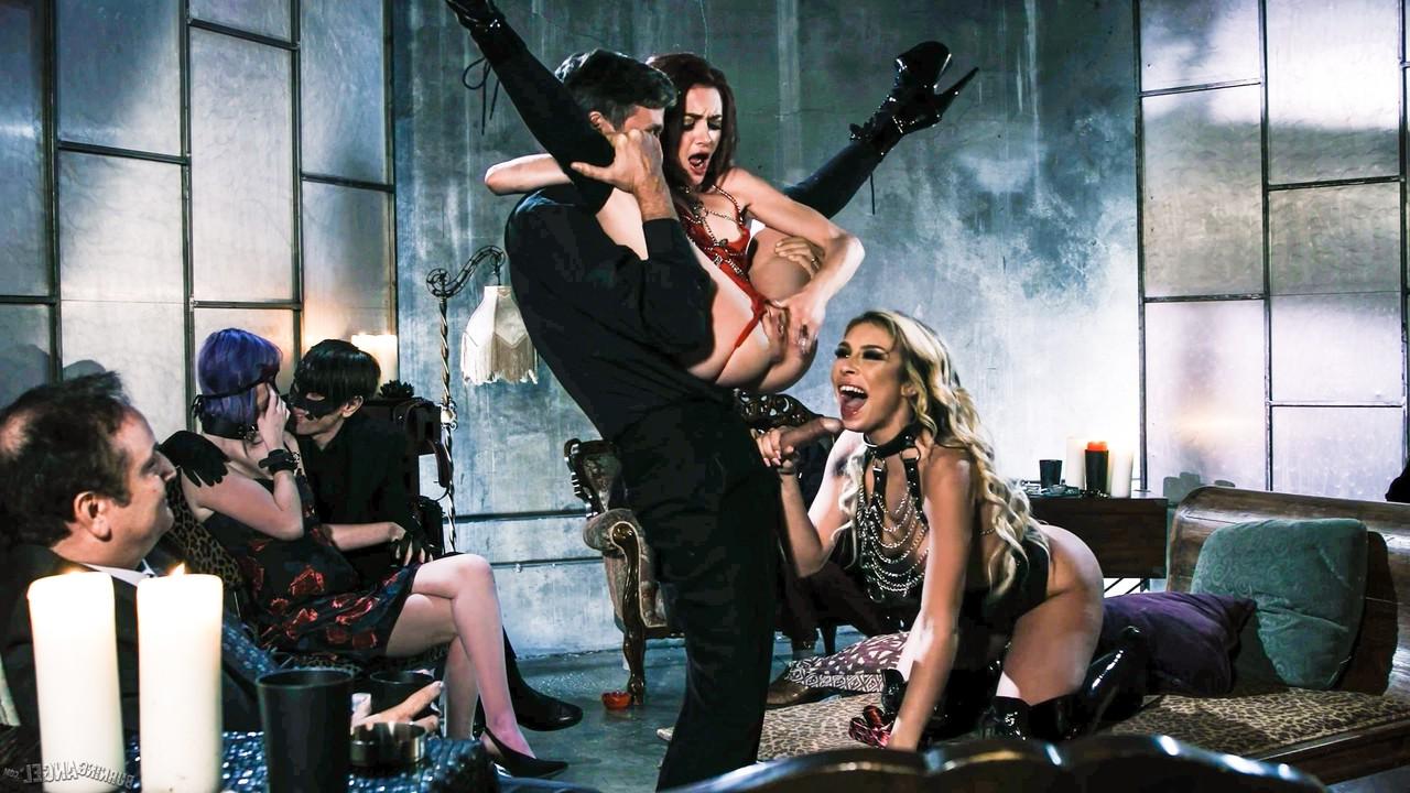15P Lola Fae e Carmen Caliente fazem sexo a três com outras pessoas na sala