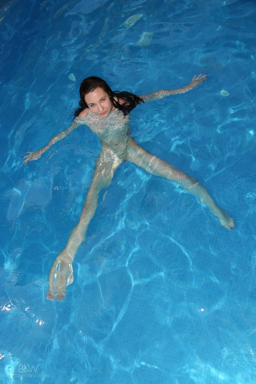 20P Wet teenage babe Lila shows her sexy holes after going for a swim