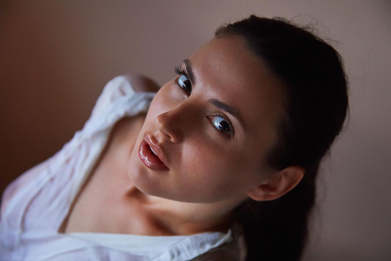 20P A gata sexy Jasmine Jazz mostra sua convidativa buceta raspada e seus seios doces
