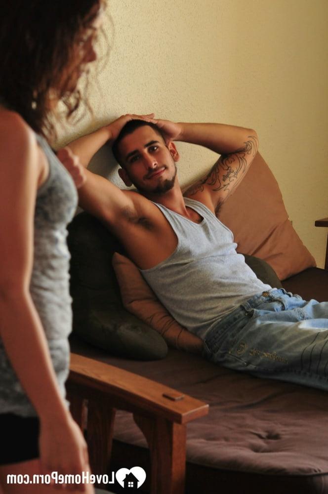 20P Linda morena amadora dá um belo BJ ao meio-irmão e fode com ele
