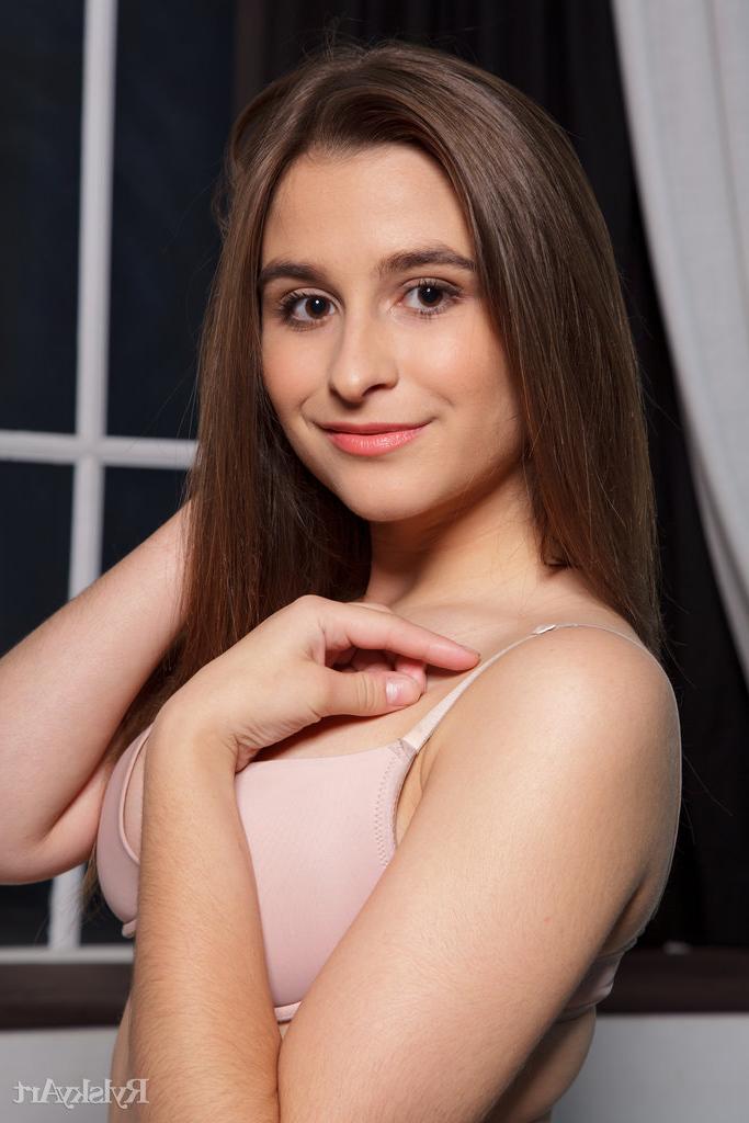 16P La agradable joven Zanna muestra casualmente su vagina afeitada después de desnudarse