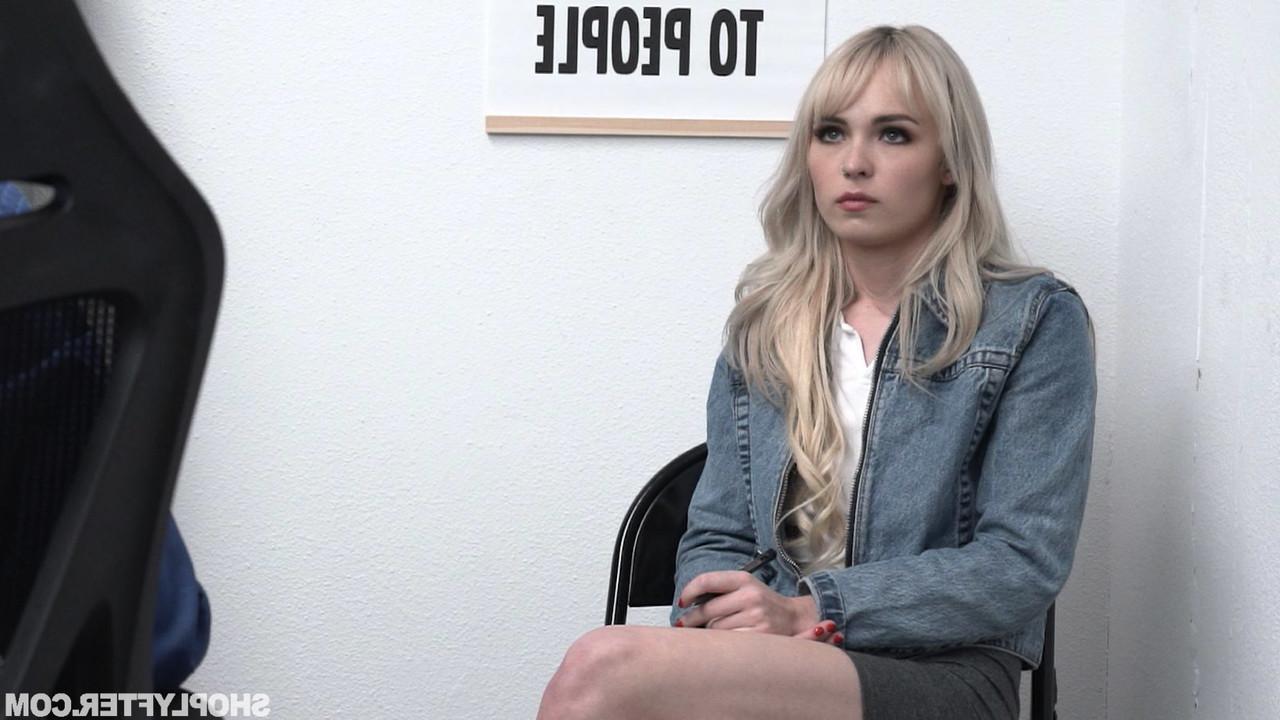 20P Die jugendliche Diebin Lilly Bell beugt sich über den Schreibtisch des Sicherheitsbüros und wird hart gefickt