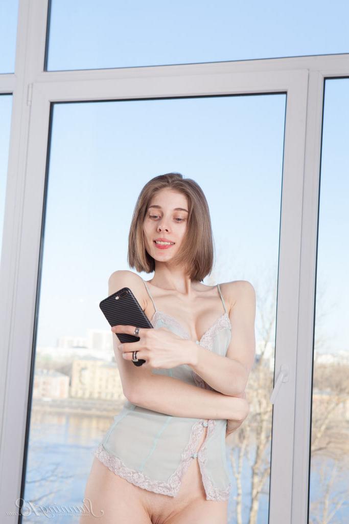 16P A simpática Anna R, de 18 anos, tira uma selfie antes de ficar completamente nua