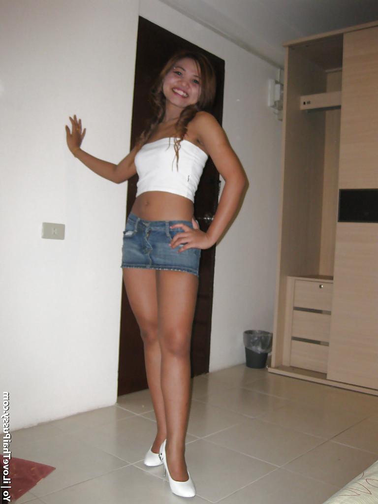 16P Linda garota adolescente asiática dá um boquete e faz buracos apertados