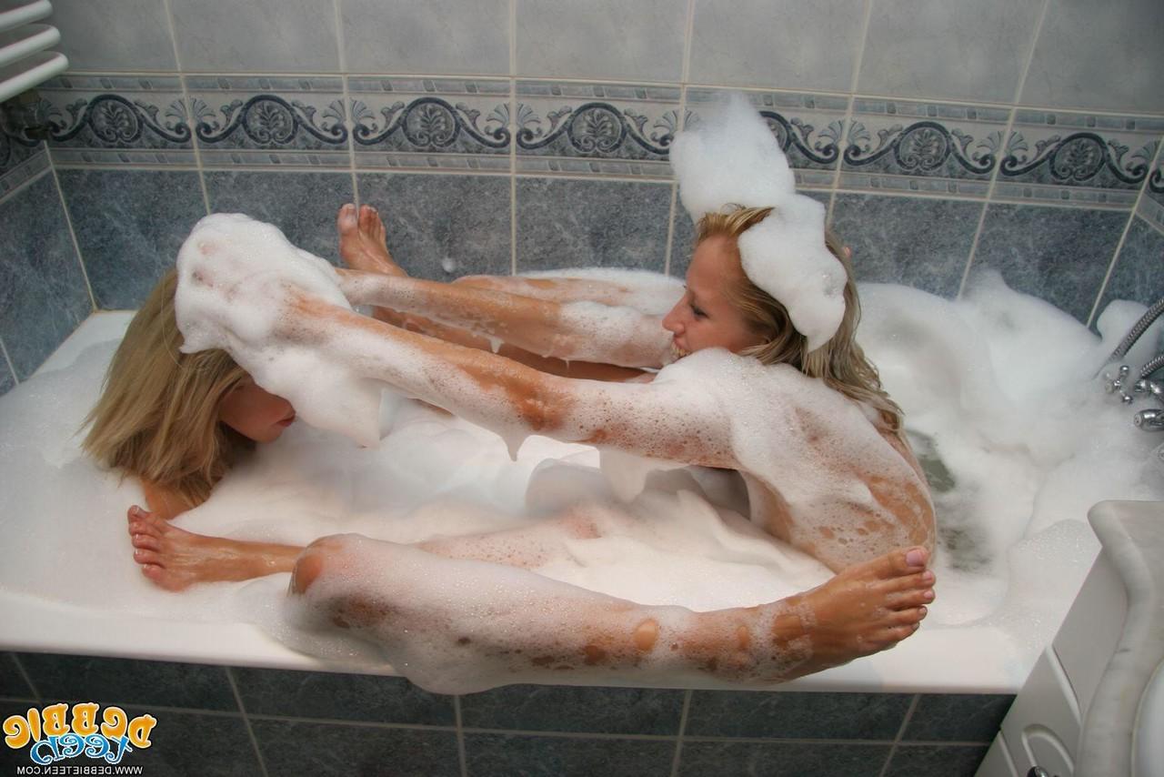 15P Meninas beijam os lábios enquanto tomam banho de espuma juntas