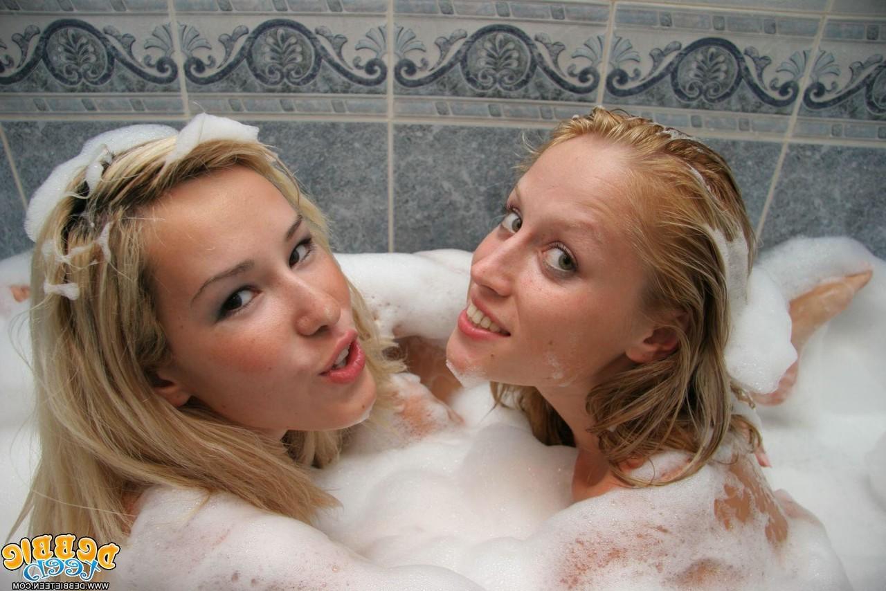 15P Meninas beijam os lábios enquanto tomam banho de espuma juntas