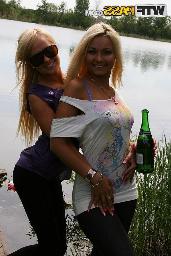 16P Die blonden Mädchen Amelie Pure und Jocelyn trinken vor einem Vierer am Wald Wein