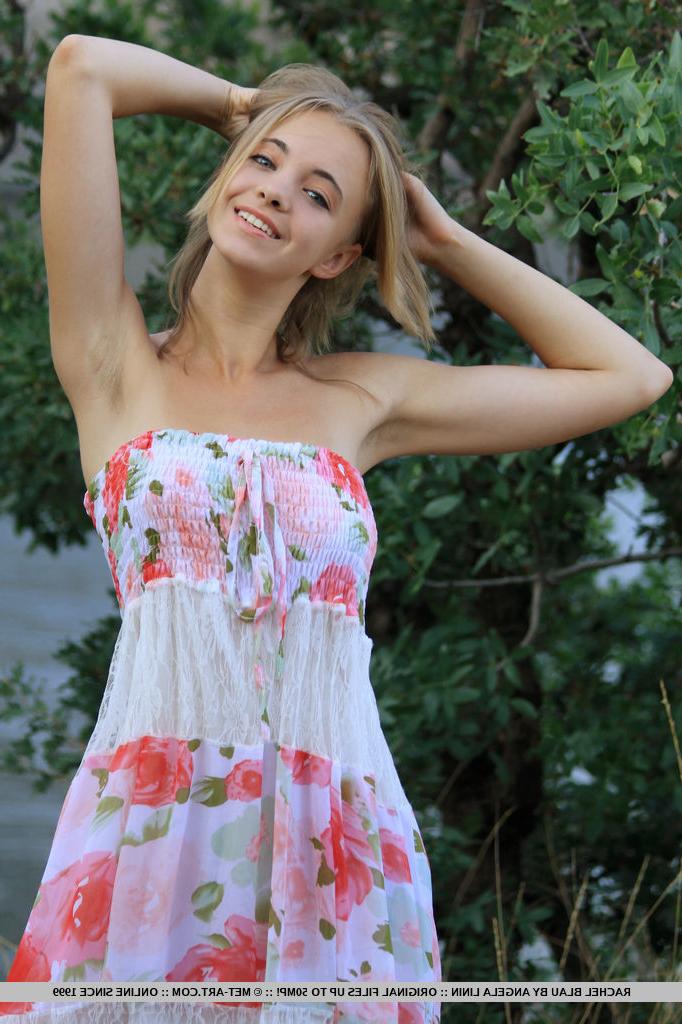 18P La guapa jovencita Rachel Blau encuentra un claro en el bosque para desnudarse