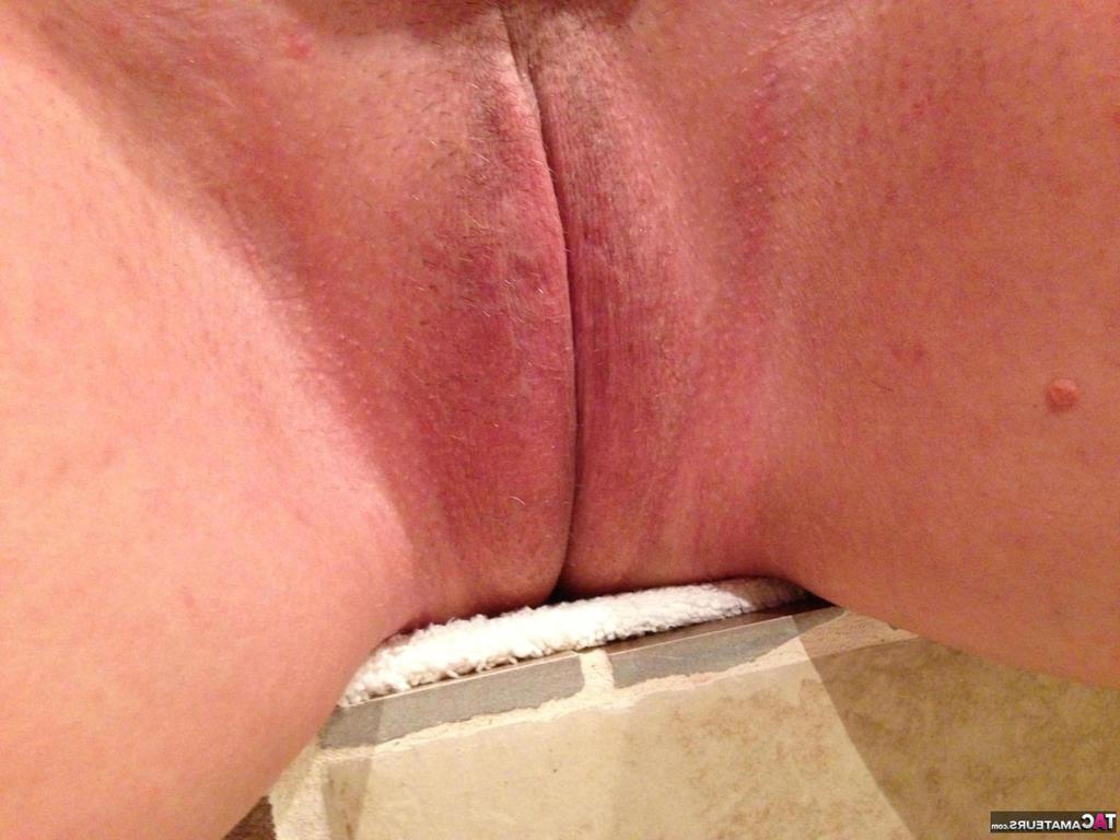20P La mayor amateur Busty Bliss abre su vagina rosada con los dedos después de ducharse