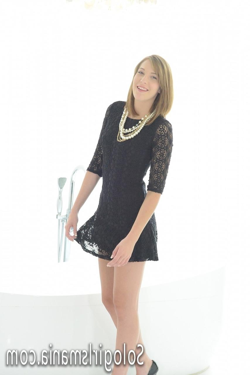 20P Die blonde Teenagerin Molly Manson zieht in einem Solo ihr Kleid aus und reibt ihre Klitoris