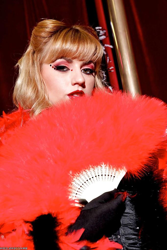 16P Die sexy Stripperin Lexi Belle zieht sich in schwarzen Strümpfen aus und stellt sie zur Schau