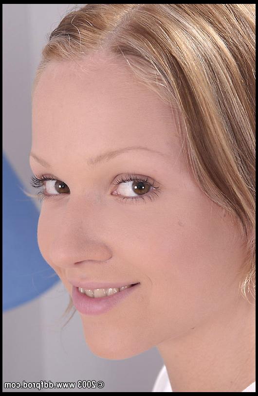 20P A gata sexy Sammy mostra seu grande saque e se masturba com um vibrador