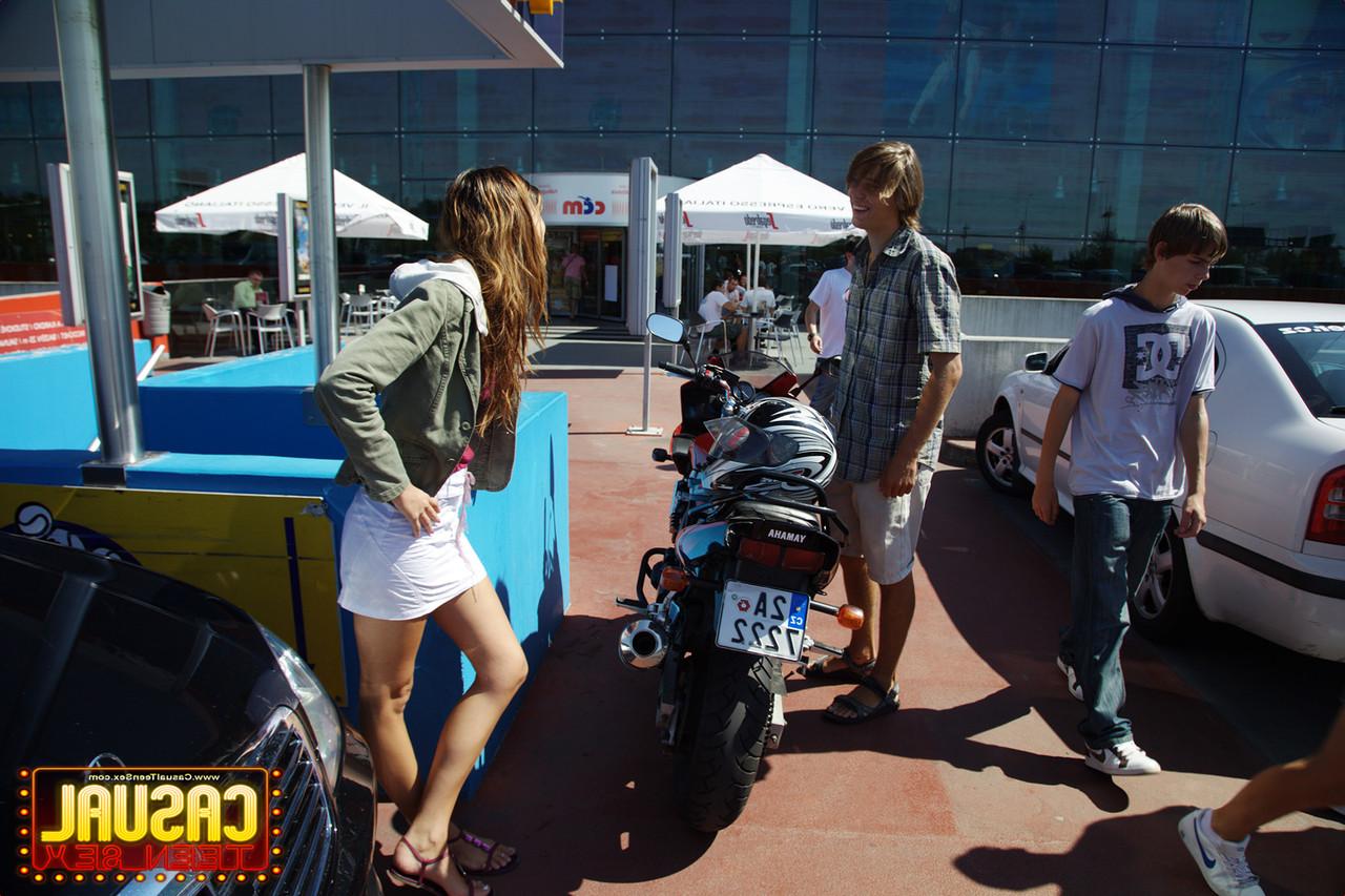 20P A adolescente europeia gostosa Ingrid conhece uma motociclista loira magrinha e transa com ele na floresta