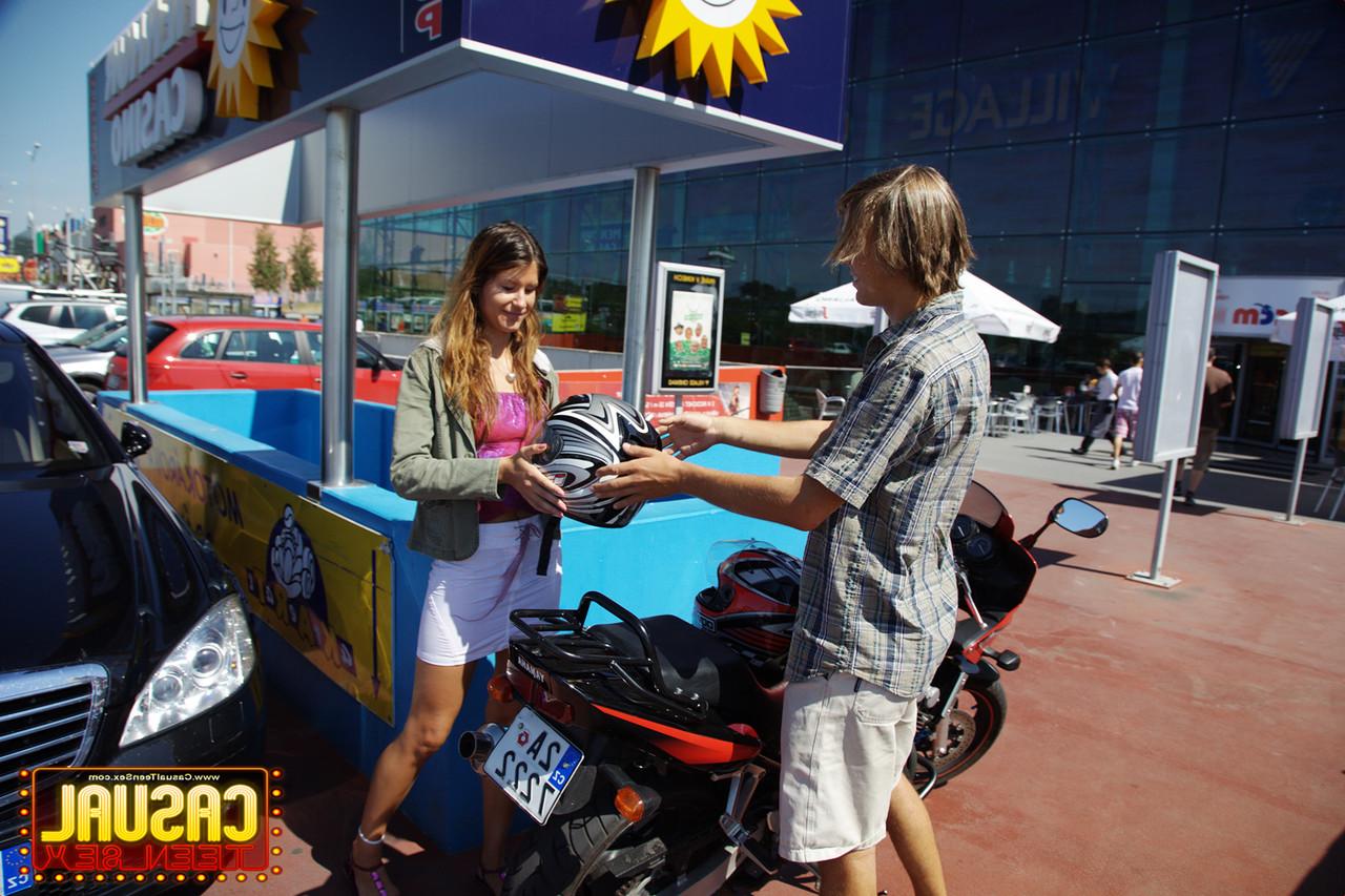 20P A adolescente europeia gostosa Ingrid conhece uma motociclista loira magrinha e transa com ele na floresta