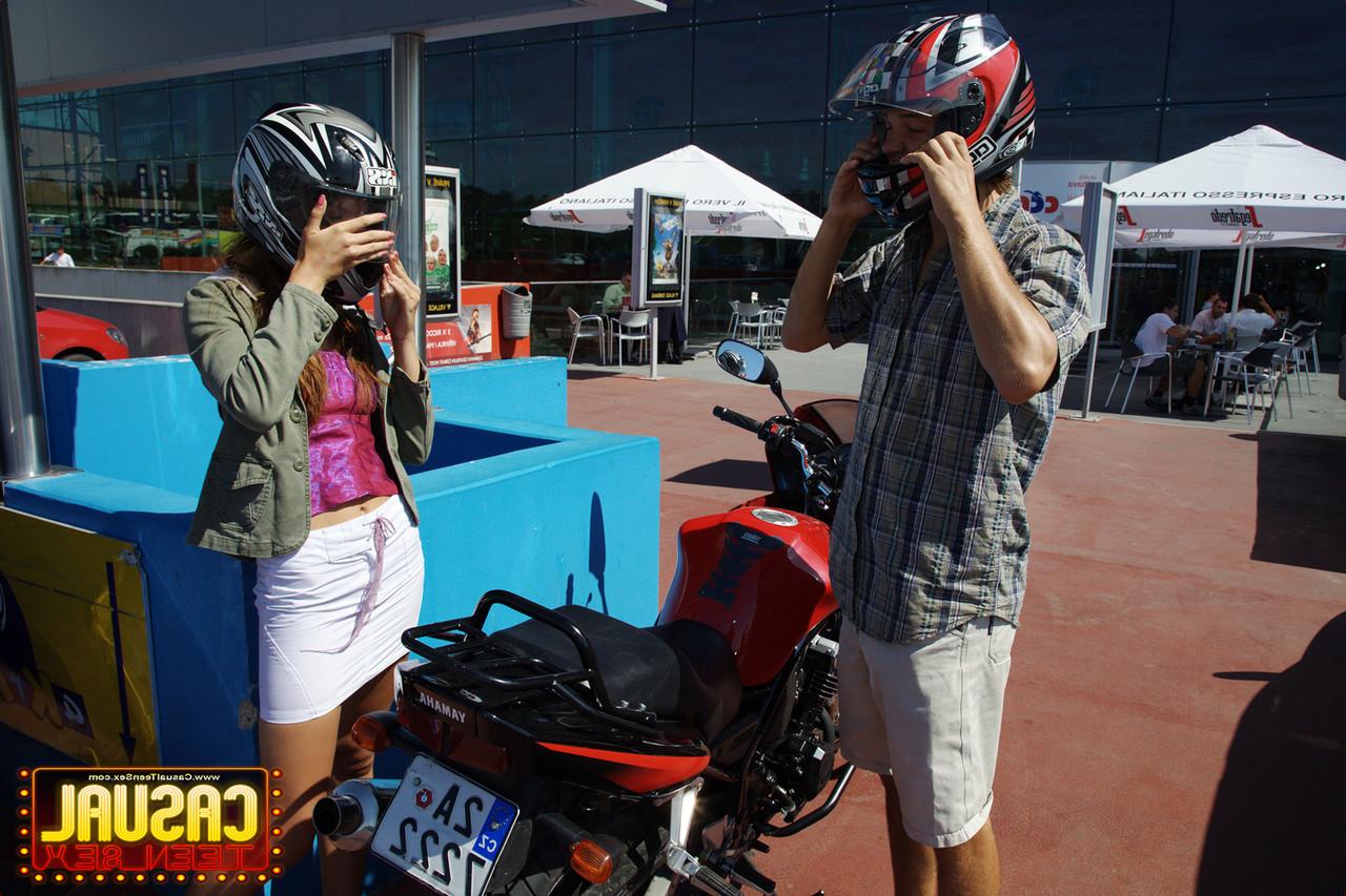 20P A adolescente europeia gostosa Ingrid conhece uma motociclista loira magrinha e transa com ele na floresta