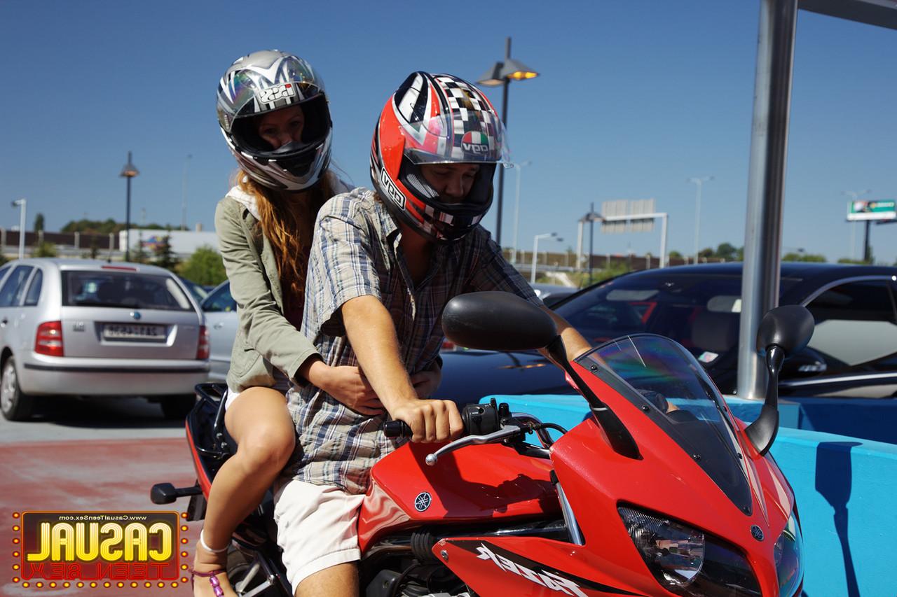 20P A adolescente europeia gostosa Ingrid conhece uma motociclista loira magrinha e transa com ele na floresta