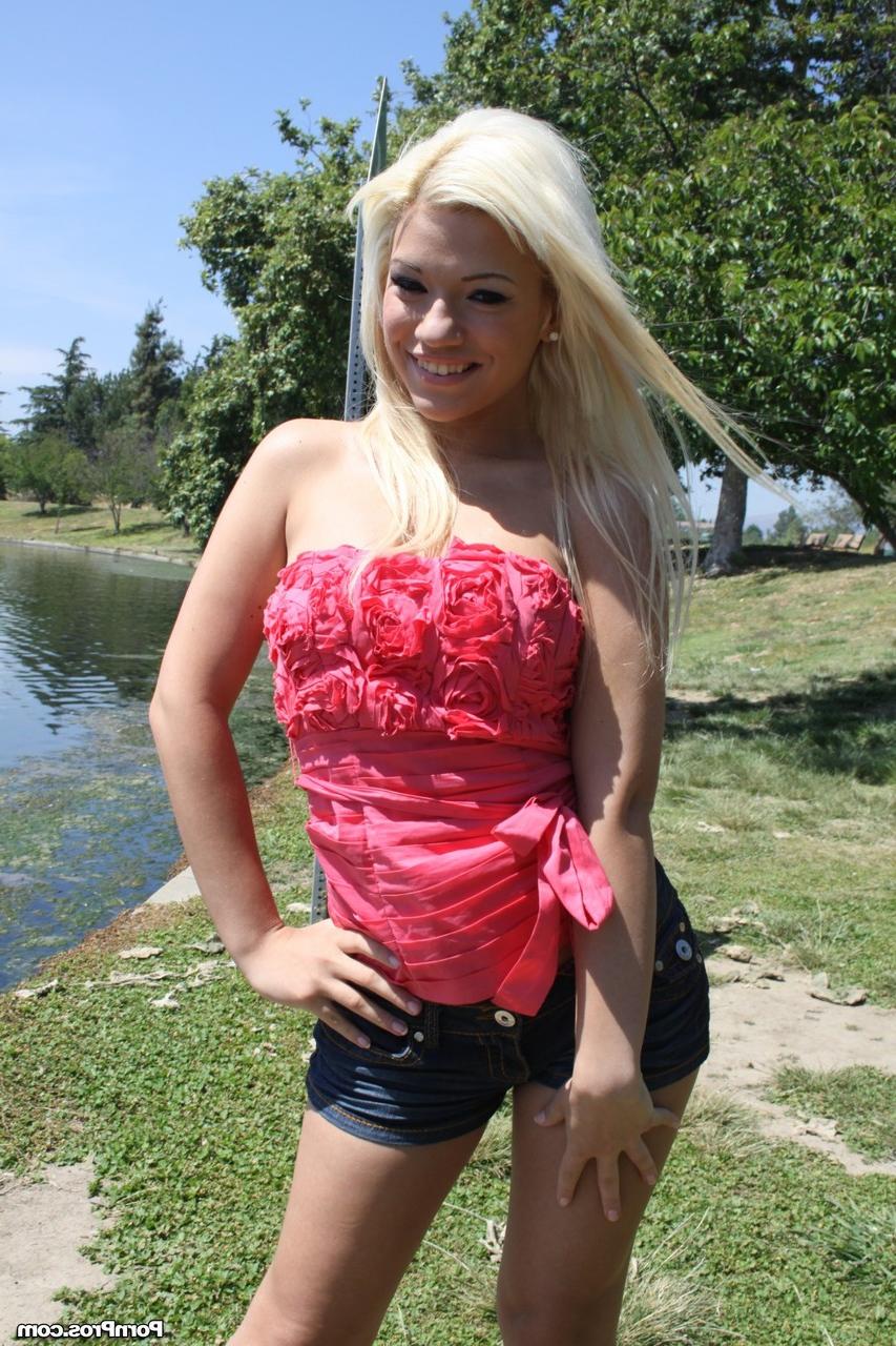 17P Pequeña rubia bibi húngara Noel se burla de su culo regordete en pantalones cortos