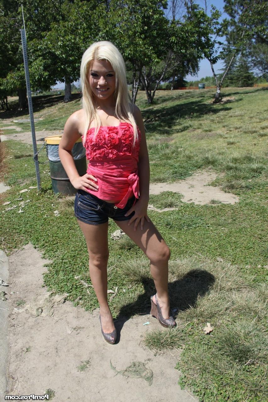 17P Pequeña rubia bibi húngara Noel se burla de su culo regordete en pantalones cortos