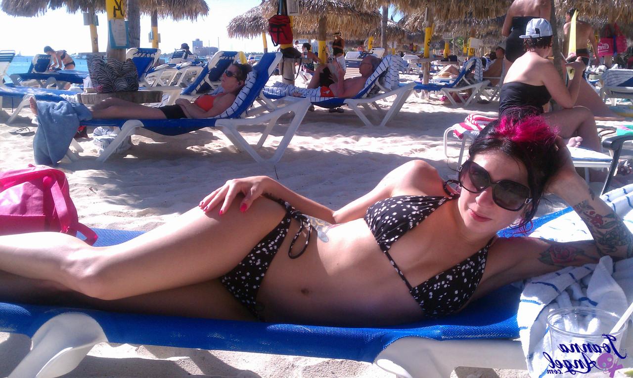 17P A modelo fetichista Joanna Angel em biquíni sexy exibe suas coisas gostosas nos trópicos