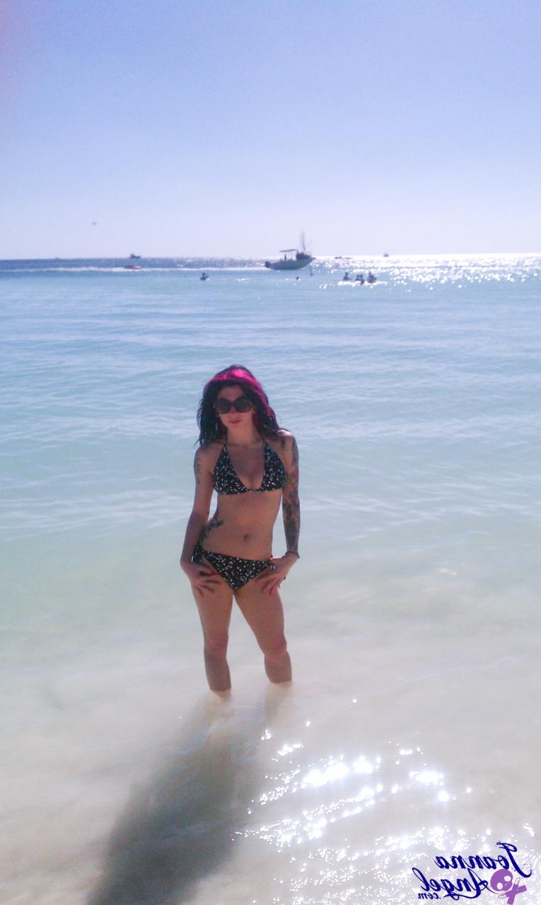17P A modelo fetichista Joanna Angel em biquíni sexy exibe suas coisas gostosas nos trópicos