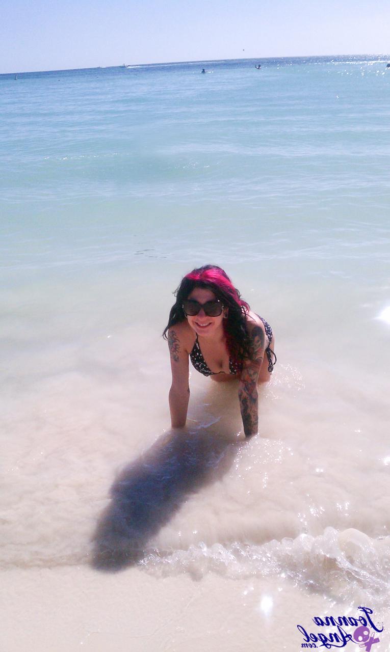 17P A modelo fetichista Joanna Angel em biquíni sexy exibe suas coisas gostosas nos trópicos