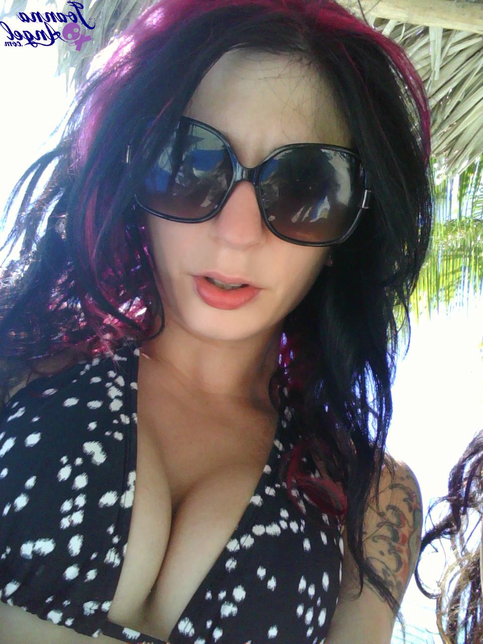 17P A modelo fetichista Joanna Angel em biquíni sexy exibe suas coisas gostosas nos trópicos