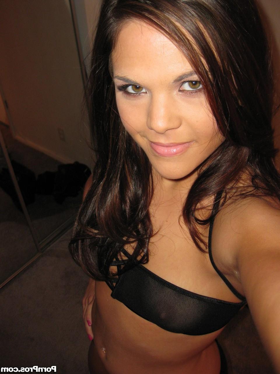 17P Die supersexy Brünette Elizabeth Ann macht knisternde Selfies von ihren kleinen Titten
