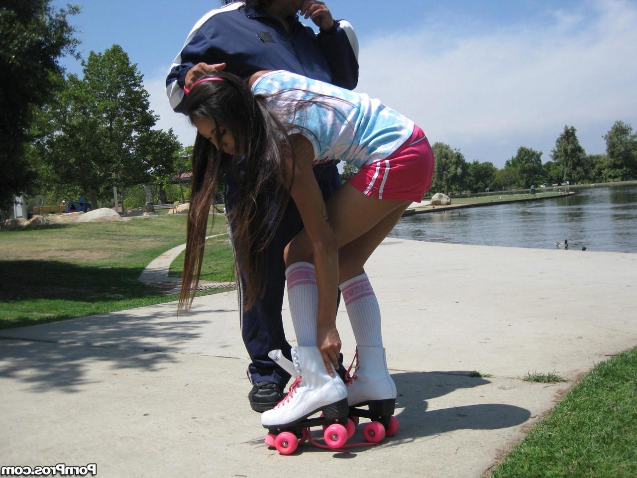 17P Sexy asiatische Teenie-Puppe wird draußen mit Ron Jeremy geil und versaut