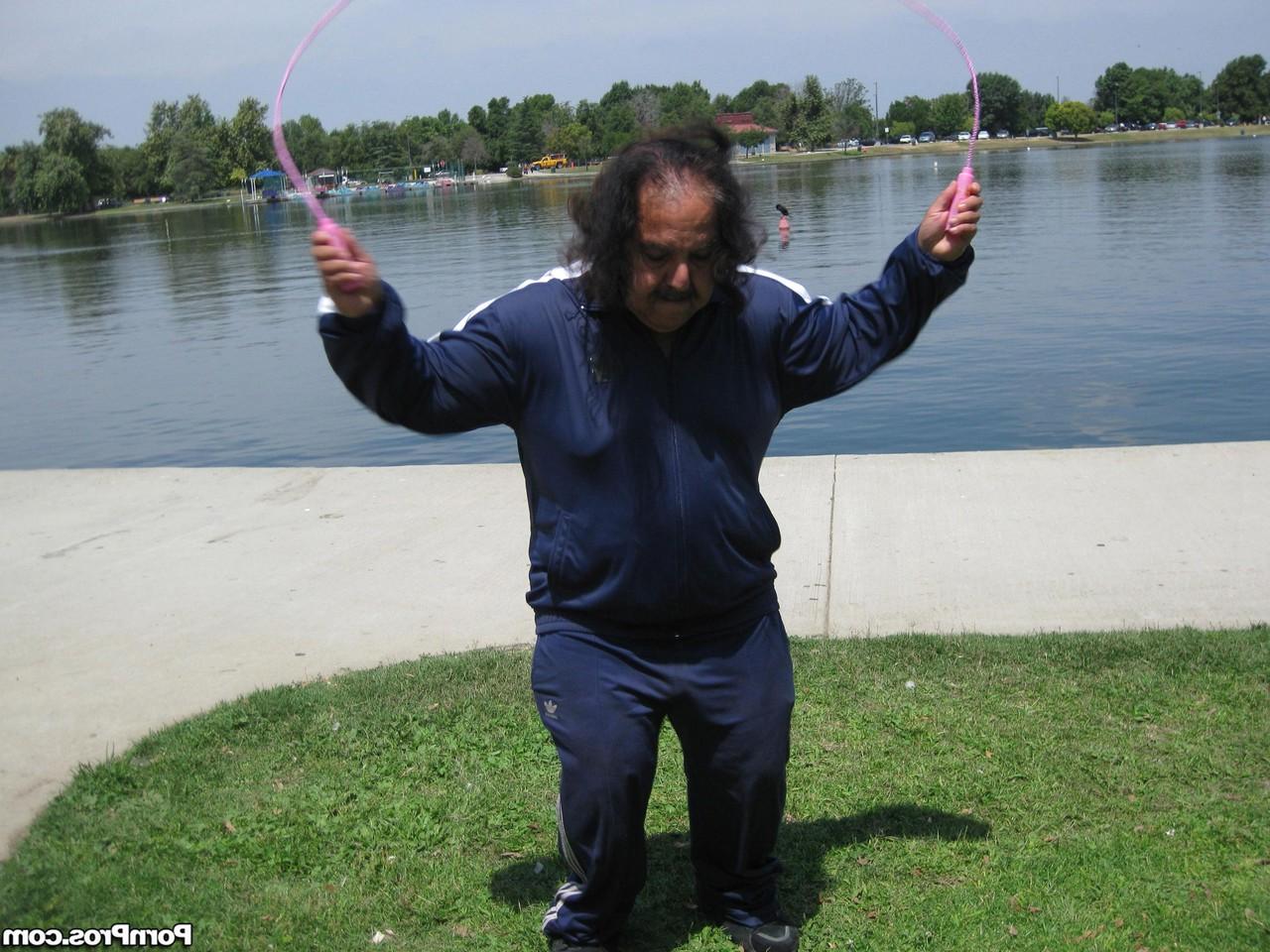 17P Sexy asiatische Teenie-Puppe wird draußen mit Ron Jeremy geil und versaut