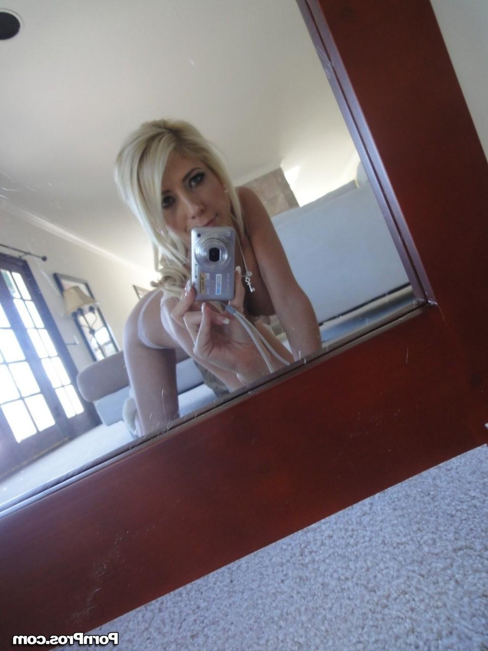 17P A loira Tasha Reign tira selfies sensuais e mostra seus peitos grandes no espelho