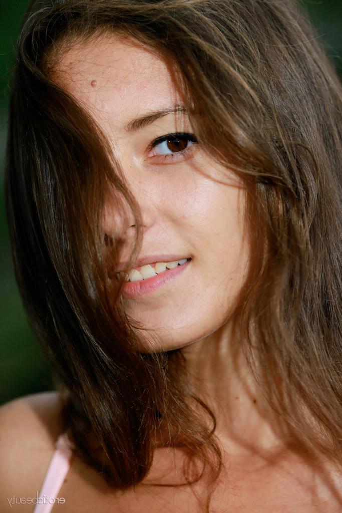 16P La guapa joven morena Rosella se desnuda al aire libre durante una acción en solitario