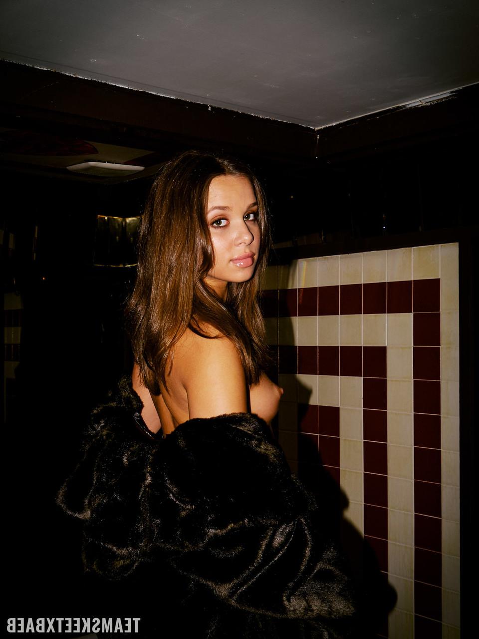 20P A estrela pornográfica adolescente Liza Row sopra um pau monstro e o leva em seu castor