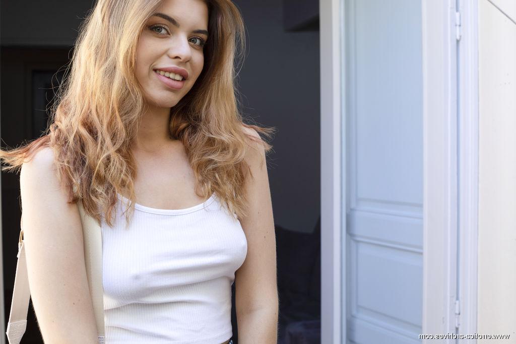 16P A doce adolescente Emily Mayers exibe sua buceta sem pelos depois de ficar nua