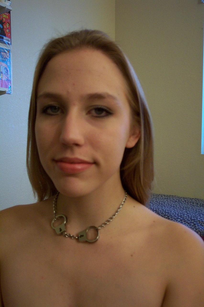 20P A adolescente amadora Vicky Rae mostra seus piercings e posa nua na cama