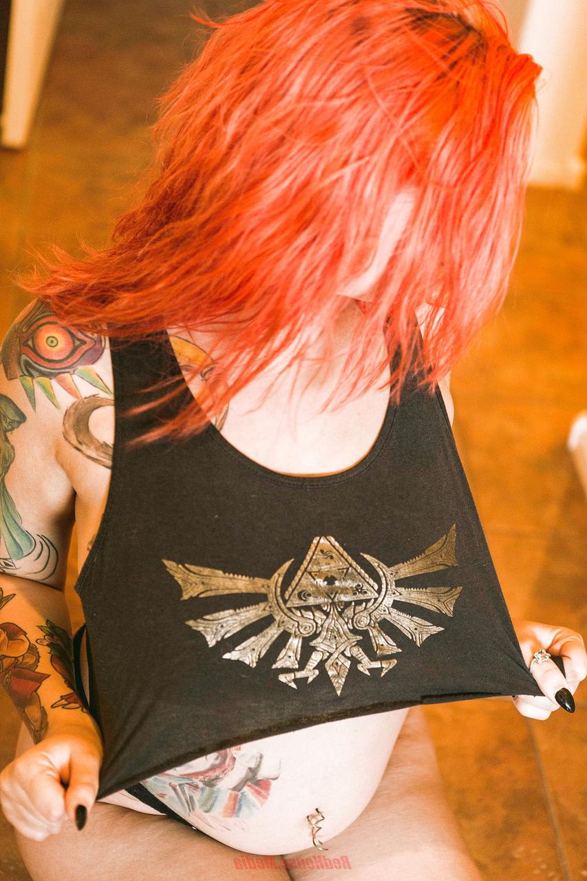 20P Redheaded inked babe Zelda teases with her fat ass in a hot thong