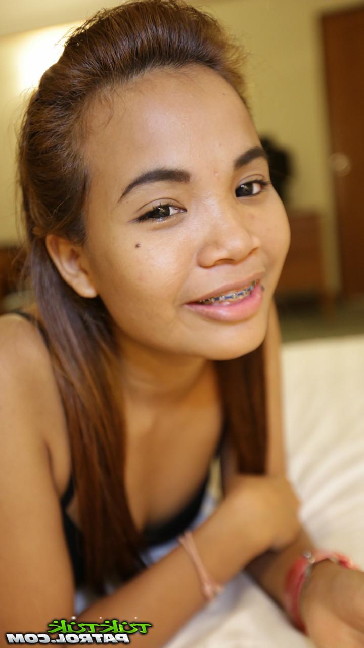 20P Pequena amadora tailandesa May X se despe e ganha um creampie durante o sexo POV