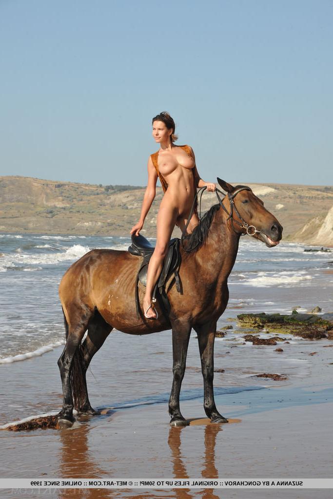 18P La tetona suzanna a muestra su chocho afeitado posando desnuda en la playa con un caballo